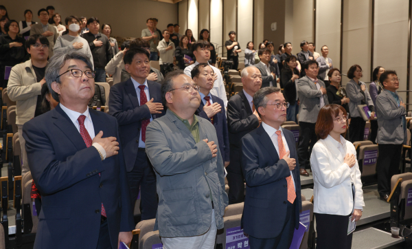 5월 15일 수원컨벤션센터 이벤트홀에서 경기언론인클럽과 경기도자원봉사센터가 공동 주최·주관한 ‘통합적 재난 대응을 위한 자원봉사 역할’ 주제의 토론회에서 참석자들이 국민의례를 하고 있다.