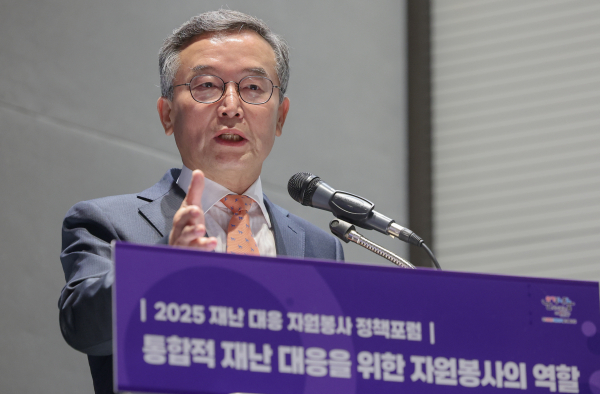 수원컨벤션센터 이벤트홀에서 5월 15일 개최된 ‘통합적 재난 대응을 위한 자원봉사 역할’ 주제의 토론회에서 박현수 경기언론인클럽 이사장(인천일보 대표이사)이 인사말을 하고 있다.