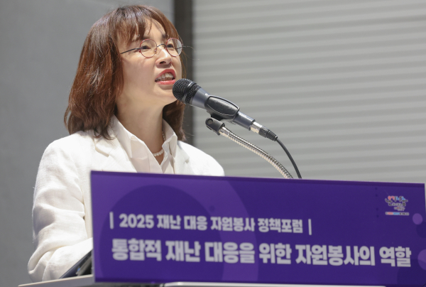 수원컨벤션센터 이벤트홀에서 5월 15일 개최된 ‘통합적 재난 대응을 위한 자원봉사 역할’ 주제의 토론회에서 박지영 경기도자원봉사센터장이 환영사를 하고 있다.
