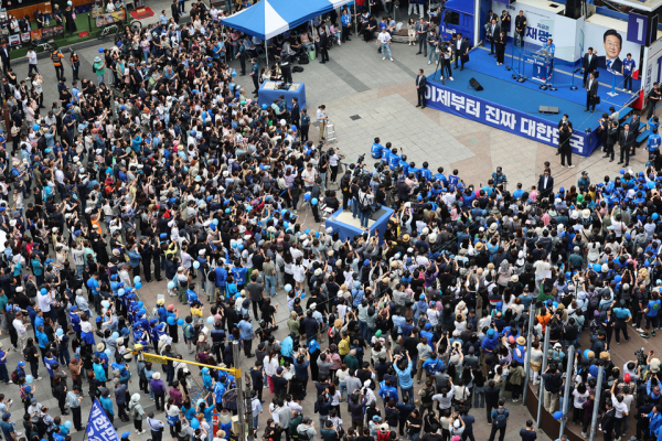21일 인천 남동구 구월로데오광장을 방문한 더불어민주당 이재명 대통령 후보가 시민들에게 지지를 호소하고 있다. /이호윤 기자