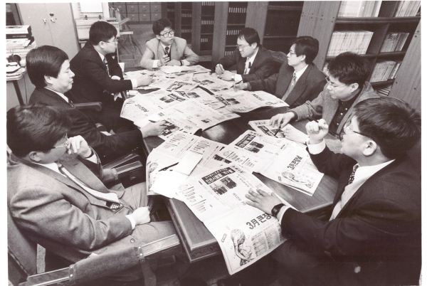 1994년 지방선거 당시 경기일보 정치부 선거기획회의를 하고 있다.