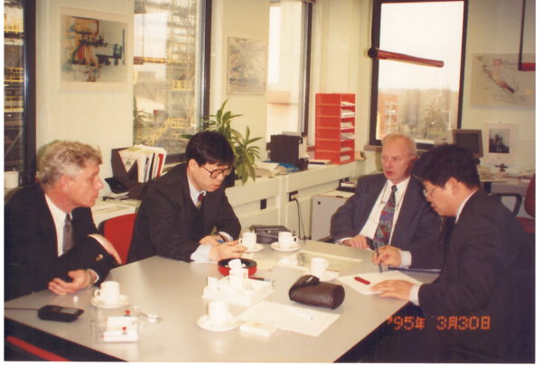 1995년 네덜란드 쓰레기 소각장 실태 취재 당시 소각장 대표 인터뷰하고 있다.