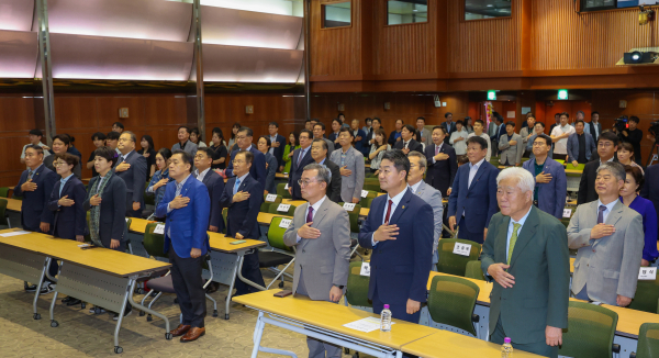 11일 오전 경기아트센터 컨벤션홀에서 개최된 경기언론인클럽 창립 23주년 기념식에서 참석한내외 귀빈들이 국민의례를 하고 있다.