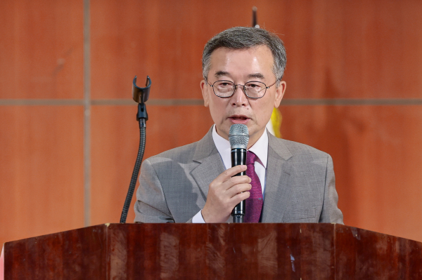 11일 오전 경기아트센터 컨벤션홀에서 개최된 경기언론인클럽 창립 23주년 기념식에서 박현수 이사장이 기념사를 하고 있다.