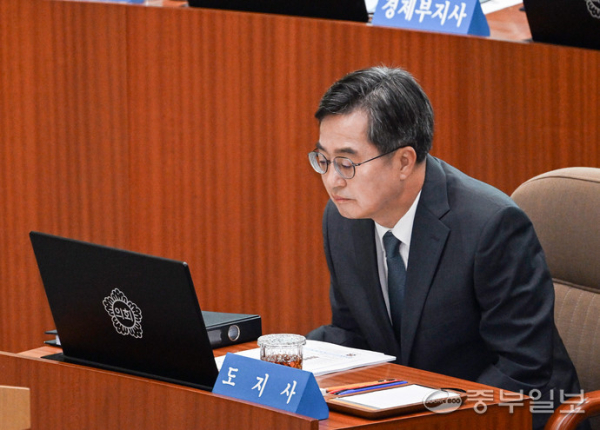 김동연 경기도지사가 지난 11일 오후 경기도의회 본회의장에서 열린 제384회 정례회 2차 본회의에서 의원들의 5분 자유발언을 듣고 있다. 임채운기자