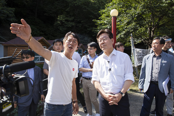 경기지사 재임 때인 2019년 8월 양주 계곡 일대 불법영업소 철거현장을 찾아 주민들을 설득한 이재명 대통령 /경기도 제공